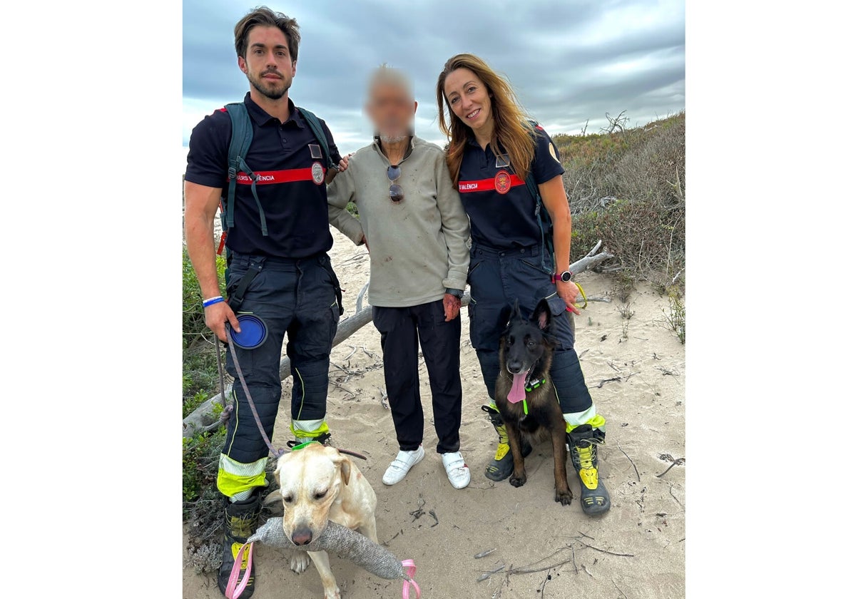 El hombre desaparecido junto al  bombero Jorge con su perro Foc y la bombera Noelia con su perro Anuk.