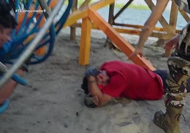 Puma, en el suelo, después del golpe en la cabeza de una de las esferas.