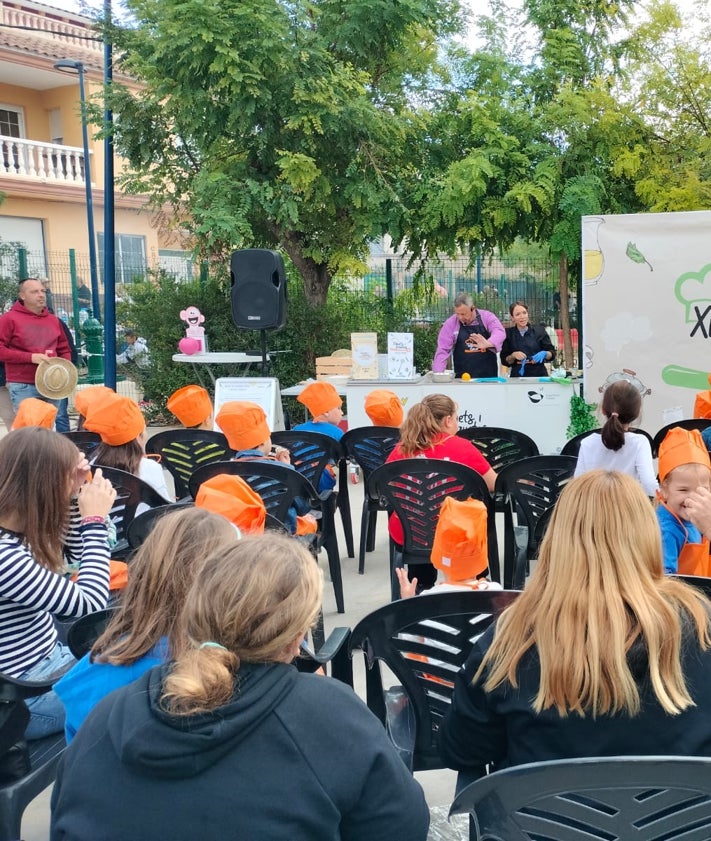 Imagen secundaria 2 - Una de los gazpachos elaborados; en el centro, los participantes elaborando sus guisos y, sobre estas líneas, el taller de cocina para niños celebrado.