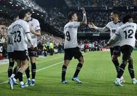 Los jugadores del Valencia felicitan a Hugo Duro tras marcarle de cabeza al Cádiz.