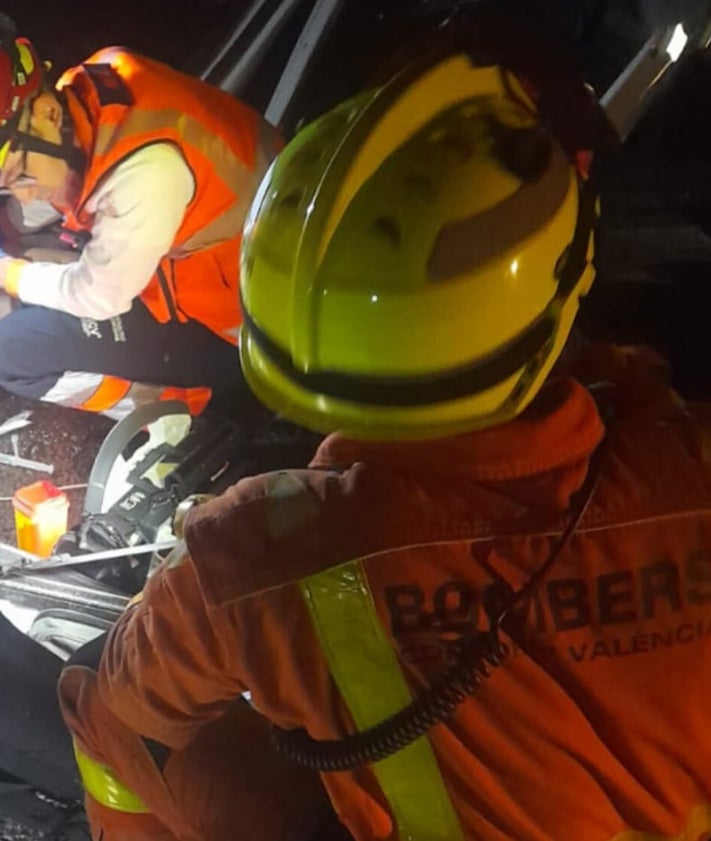 Imagen secundaria 2 - Estado de los vehículos y trabajos de los Bomberos en la excarcelación. 