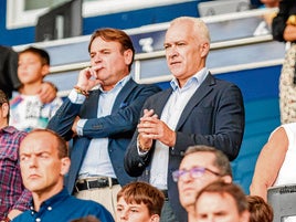 José Danvila (izquierda) y Pablo Sánchez en el palco del estadio Ciutat de València.