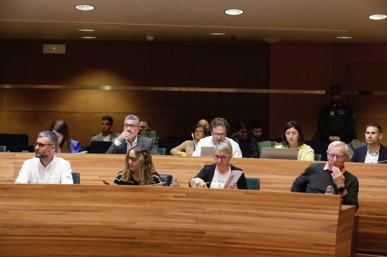 El primer pleno de Valencia tras el pacto PP-Vox en imágenes