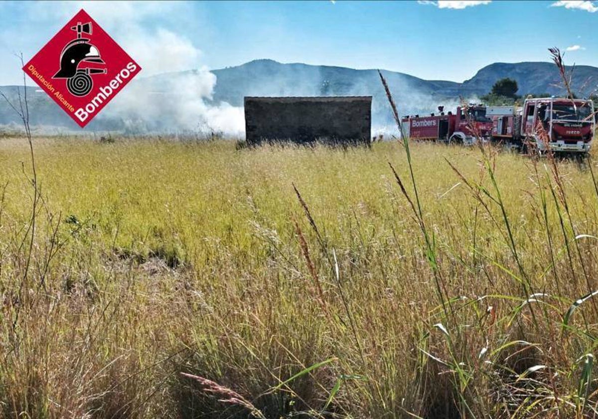 Las dotaciones de bomberos en la zona del incendio.