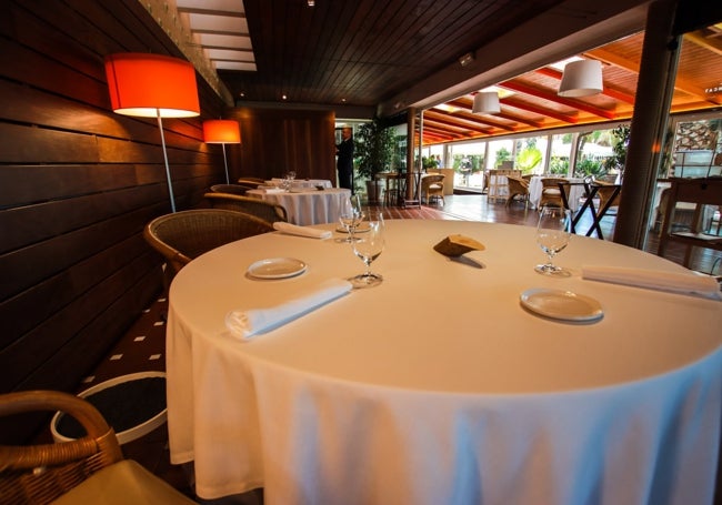 El interior del restaurante Citrus del Tancat, con vistas al huerto de naranjos.