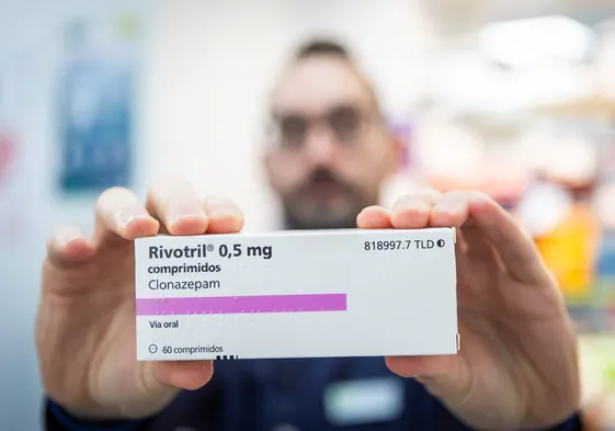 Un farmacéutico muestra una caja de Rivotril, el ansiolítico más buscado con recetas falsas en Valencia.