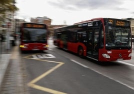 Dos autobuses, en el centro de Valencia este miércoles.