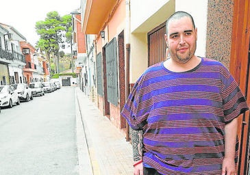 Teo, el joven que perdió 200 kilos, ante su casa.