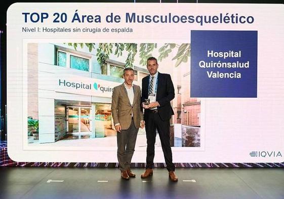 El Dr. Vicente Carratalá, jefe de traumatología de Quirónsalud Valencia recogiendo el premio Top 20 2023