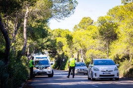 Guardias civiles hacen un control este martes en los accesos a El Saler