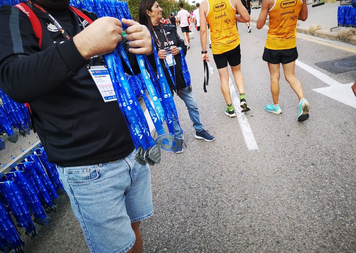 Imagen secundaria 1 - Susana, la medalla y 21 km trepidantes por Valencia