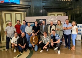 El director general de Cultura, Sergio Arlandis, con el director del IVC, Abel Guarinos, el director adjunto de Artes Escénicas, Roberto García, la directora adjunta de Música, Marga Landete, y algunos de los artistas que forman parte de la temporada del teatro Principal.