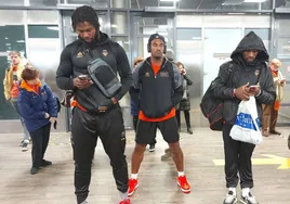 Ojeleye, Jones y Harper, a la llegada del Valencia Basket a Kaunas.