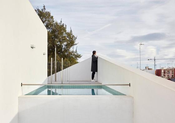 En la terraza superior se ha ubicado una pequeña piscina.