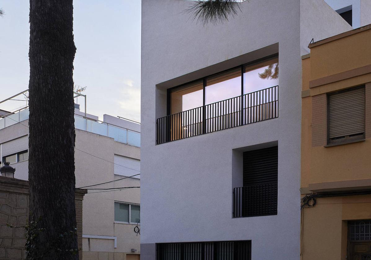 Fachada frontal de la vivienda, ubicada en la plaza de un municipio de l'Horta Nord.