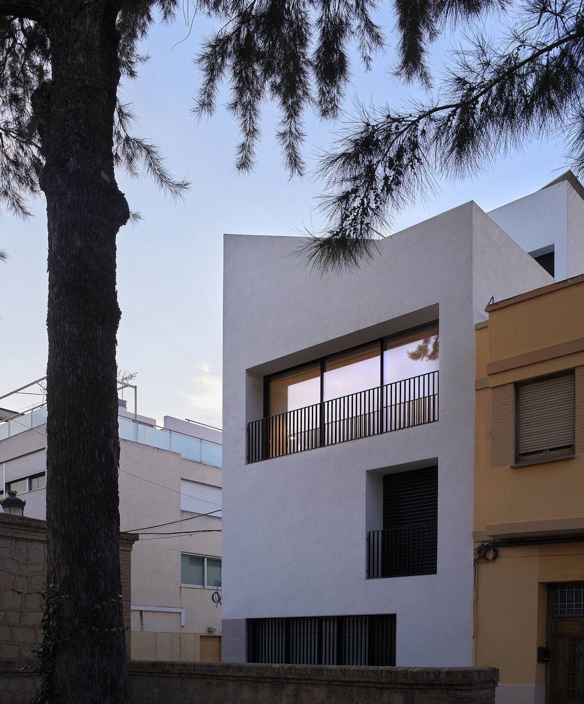 La vivienda se ubica en una esquina y da a la plaza principal de un municipio de l'Horta Nord.