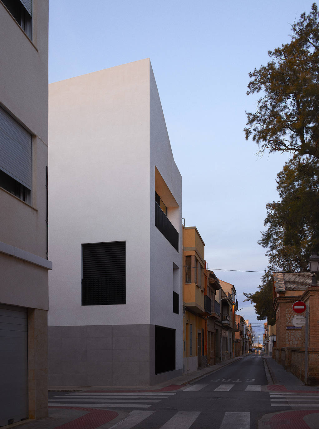 El solar donde tenía que ubicarse la casa está situada en una esquina y da a una plaza con mucha arboleda.