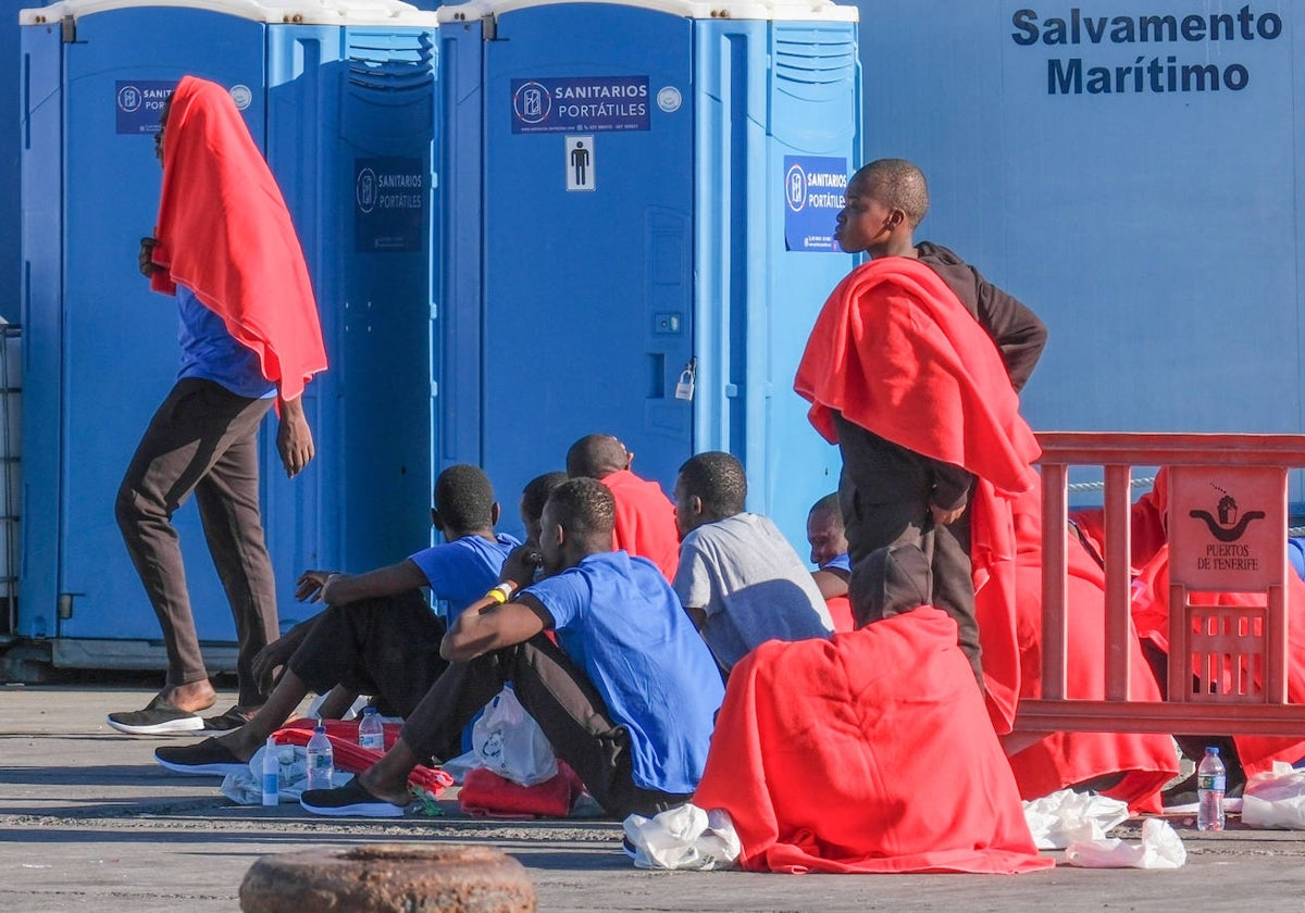 Unos inmigrantes son atendidos tras llegar a Canarias.