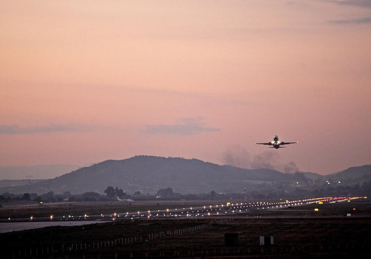 Un avión despega esta tarde del aeropuerto de Manises