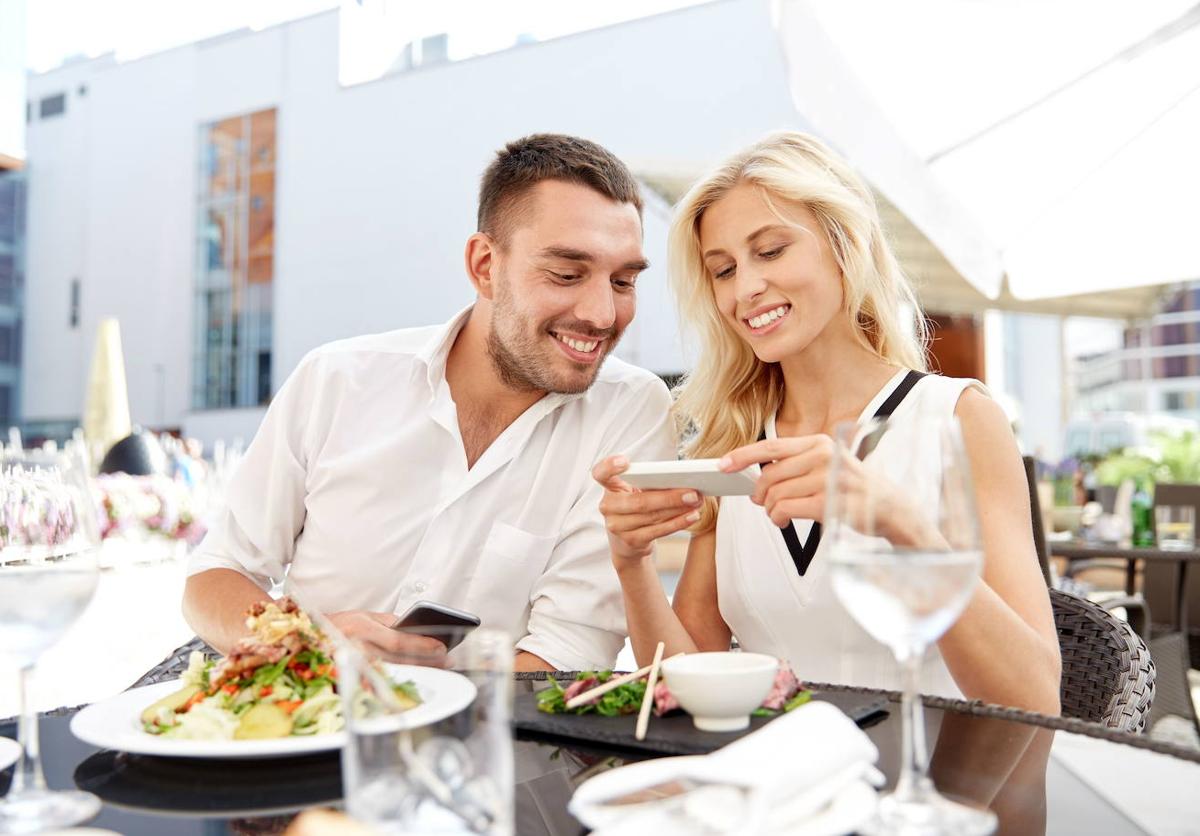 Una pareja en un restaurante.