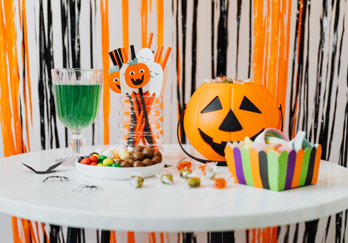 Mesa con golosinas y decoración de Halloween