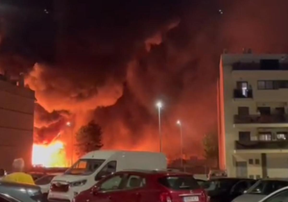 Vuelven a sus casas los evacuados en Potries por el incendio en una fábrica de productos químicos