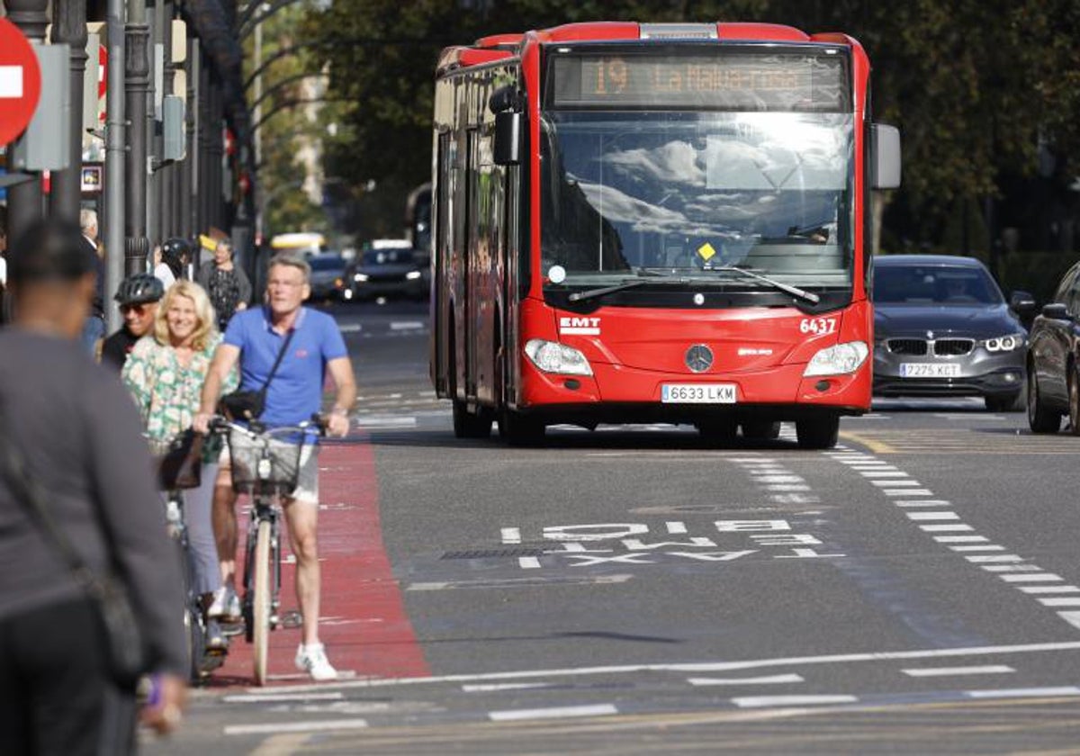 Un autobús de la EMT circula por las grandes vías.