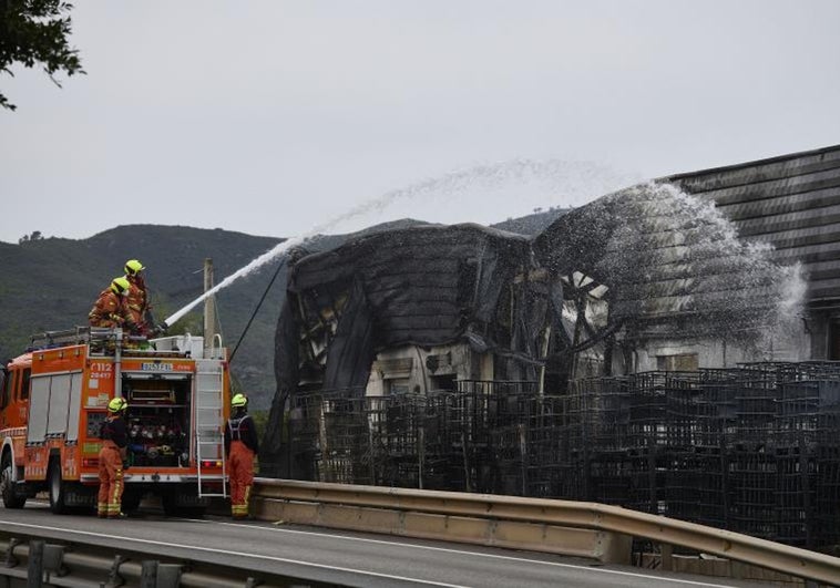 Los bomberos, esta mañana, terminado de apagar el fuego.