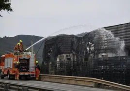 Los bomberos, esta mañana, terminado de apagar el fuego.