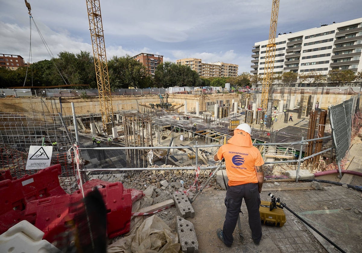 Construcción del Hospital Ascires en la avenida Tres Cruces de Valencia.