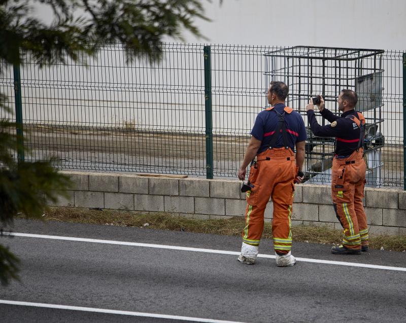 Imagen secundaria 2 - Bomberos sfocando el fuego y un vehículo calcinado. IVÁN ARLANDIS