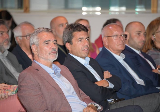 El presidente de la Generalitat, Carlos Mazón, entre Adolfo Utor y Vicent Grimalt.