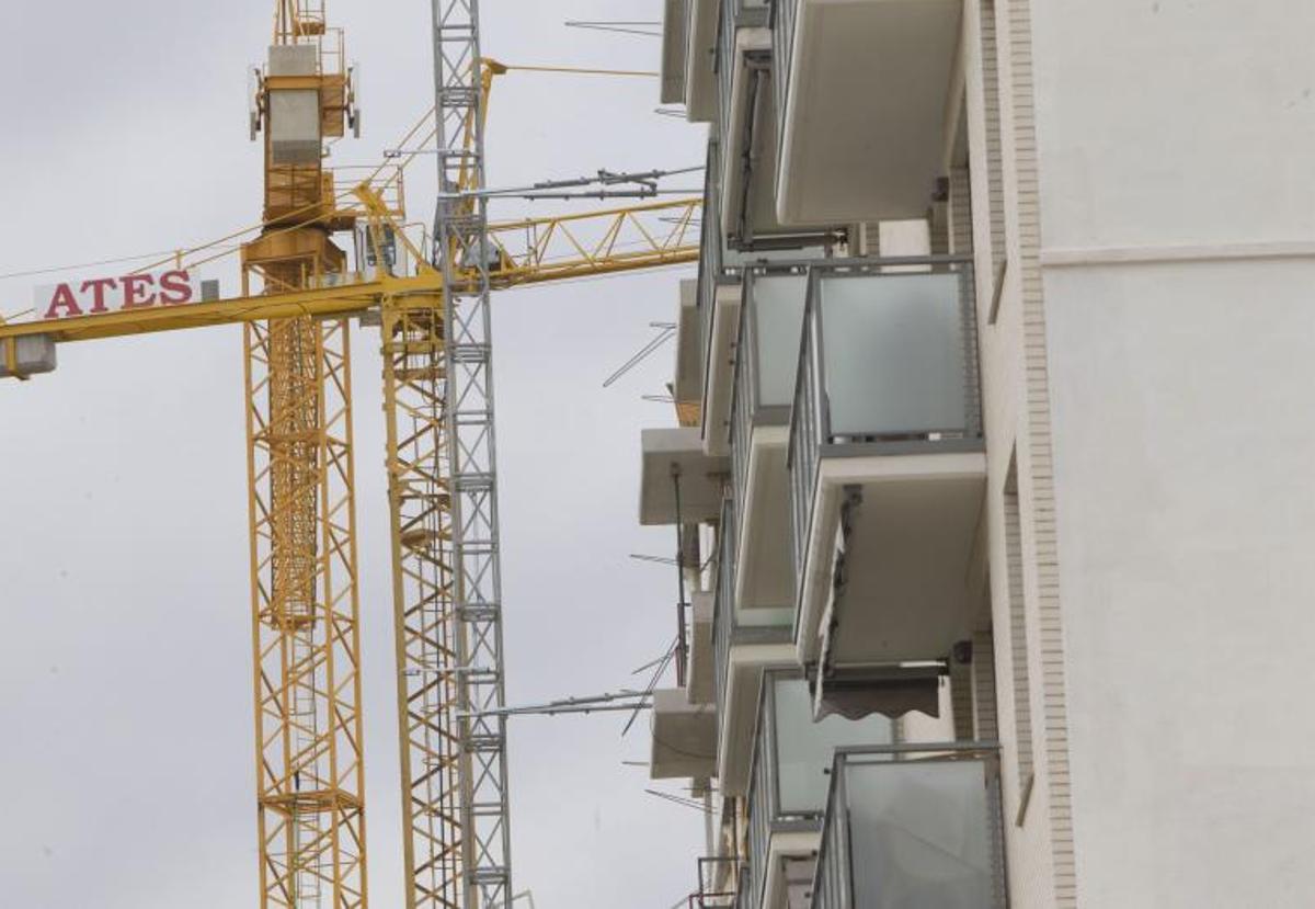 Grúas de un edificio en construcción en Valencia, en una imagen de archivo.