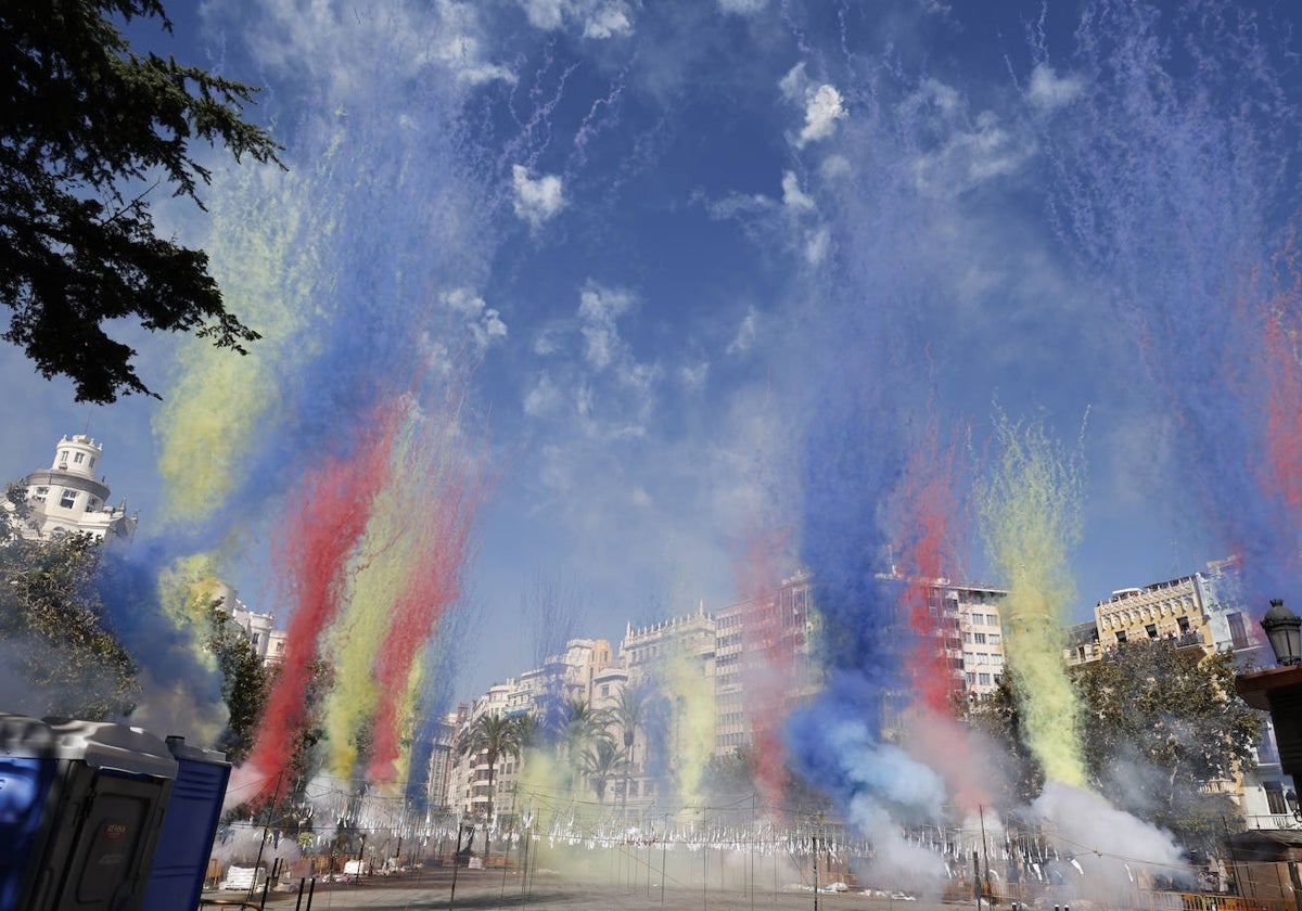 Disparo de una mascletà, en la plaza del Ayuntamiento de Valencia.