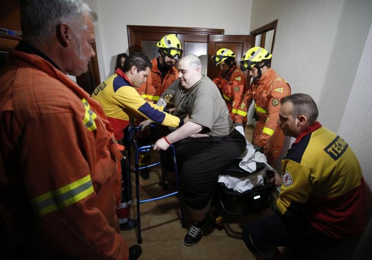 Imagen principal - Teo, en diferentes momentos: cuando era sacado de casa con ayuda, en el hospital y tras la operación de Granada. 