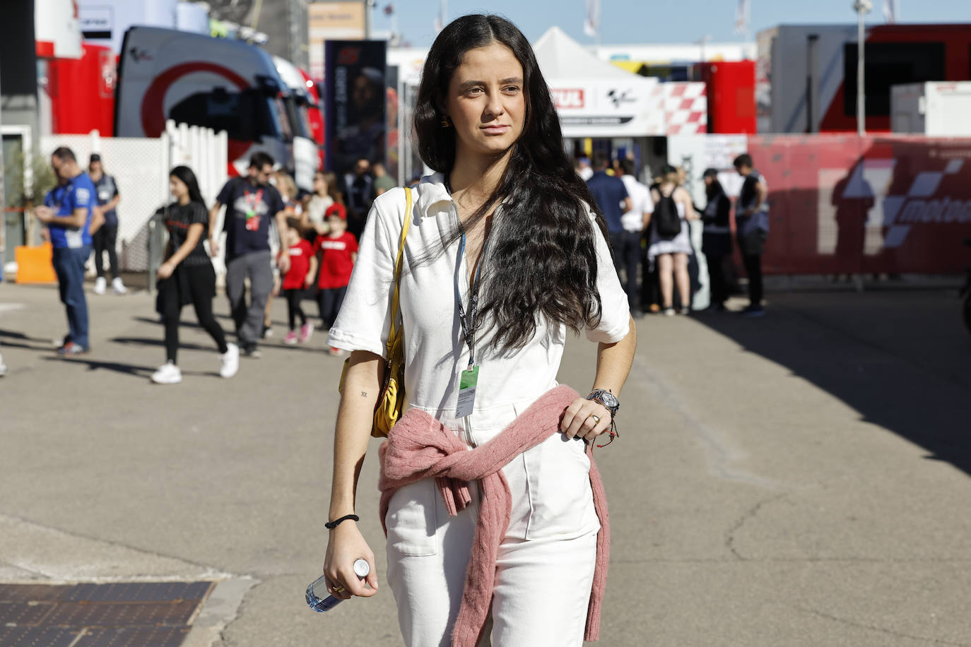 La hija de la Infanta Elena, Victoria Federica, en el paddock del circuito Ricardo Tormo de Cheste.