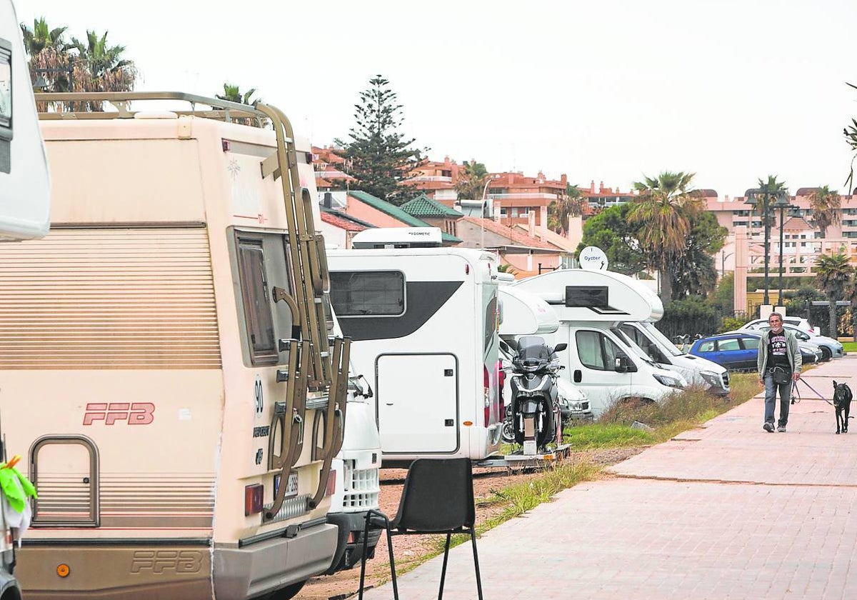 Un vecino pasea por la zona ante las autocaravanas aparcadas en el solar, este viernes.