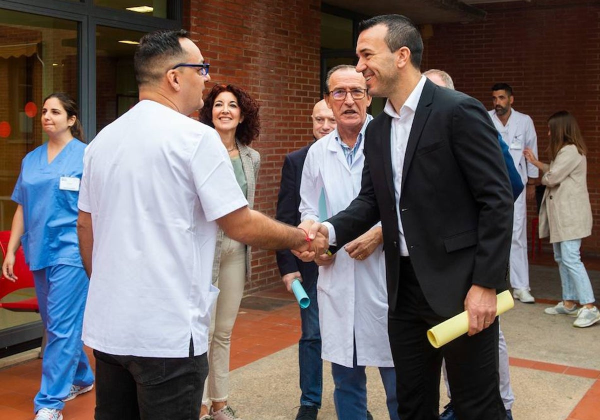 Vicent Mompó saluda a un profesional del centro, durante la visita.