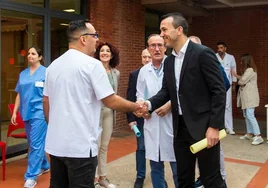 Vicent Mompó saluda a un profesional del centro, durante la visita.