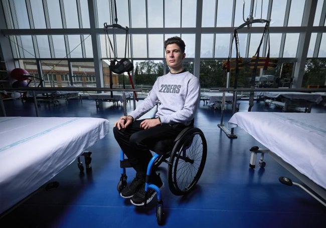 Tatay posa en el Hospital de Parapléjicos de Toledo.