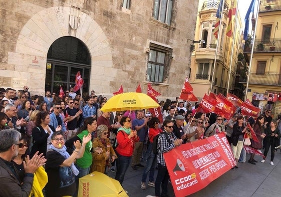 Asistentes a la protesta en la plaza de Manises.