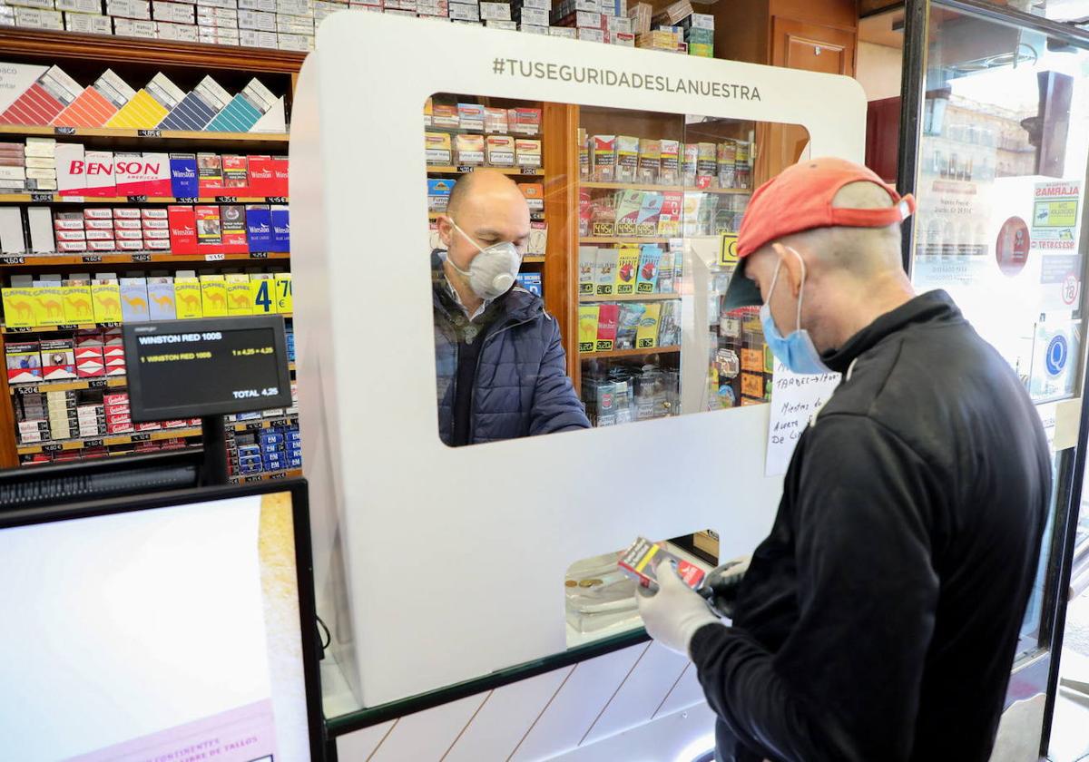 Un cliente compra tabaco en un estanco