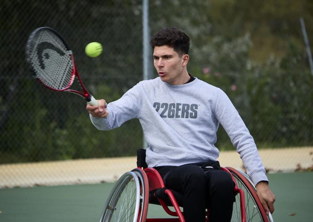 Imagen secundaria 1 - Tatay fue 'modelo' en una case para futuros fisioterapeutas, jugando a tenis adaptado y preparándose para una sesión con los bitutores.