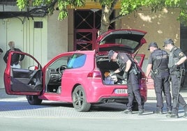 Control policial a vehículos en el barrio de Orriols.