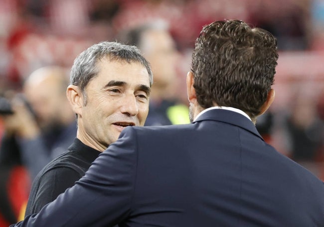 Valverde saluda a Baraja antes del partido en el Nuevo San Mamés.