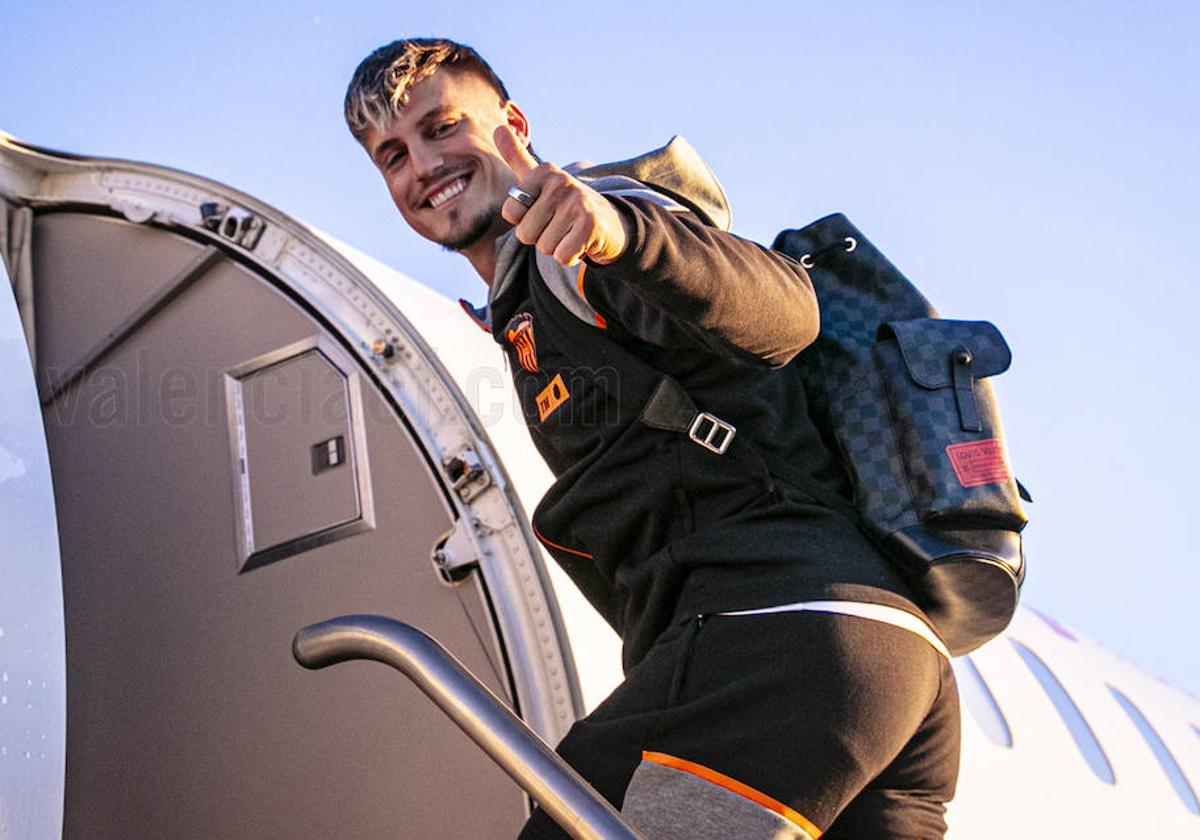 Sergi Canós, subiendo al avión que transportó al Valencia a Bilbao.