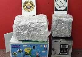 Los fardos de marihuana descubiertos en el autobús.