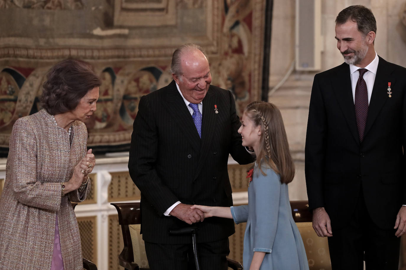 La princesa Leonor, el 30 de enero de 2018, el día en que Felipe VI cumplió 50 años y le impuso el Toisón de Oro que le concedió cuando cumplió diez, con los reyes eméritos Juan Carlos y Sofía de testigos.