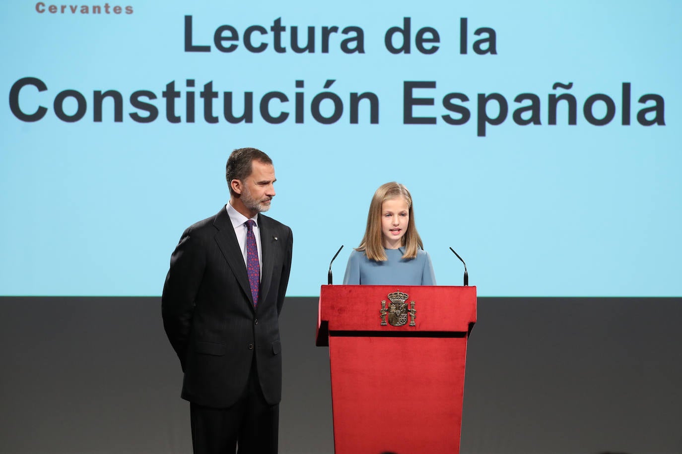 La princesa Leonor, junto a padre, el rey Felipe VI, el 31 de octubre de 2018, durante su intervención por primera vez en un acto oficial con la lectura de un extracto de la Constitución, en una sesión organizada por el Gobierno en el Instituto Cervantes con motivo del 40 aniversario de la Carta Magna que coincidió además con su 13 cumpleaños. 