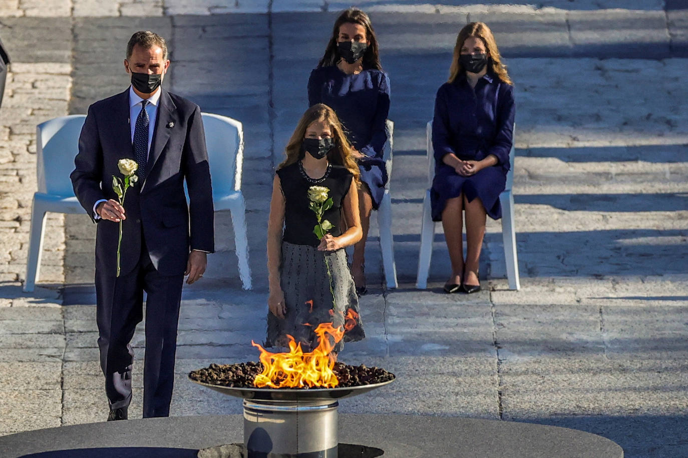 La princesa Leonor, junto su padre, el rey Felipe VI, el 16 de julio de 2019, en la ofrenda floral en el pebetero central, ante la mirada de la reina Letizia (detrás-2d) y la infanta Sofía (detrás-d), durante el homenaje de Estado a las víctimas de la pandemia de coronavirus y a los colectivos que le hicieron frente en primera línea, celebrado en el Patio de la Armería del Palacio Real.